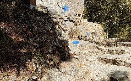 玉山出現噴漆怪客毀山容！山友怒噴：無良登山客