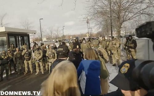 （影）ICE明州槍殺案延燒! 議員監督查案被擋門外、川普怒轟拒地方介入