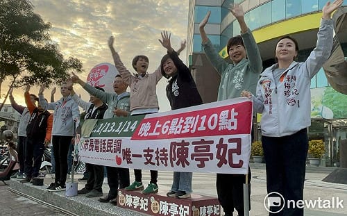 台南市長初選電話民調關鍵時刻  陳亭妃站路口展開街頭拜票行動