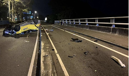 彰化計程車疑避流浪貓撞護欄　2人輕傷