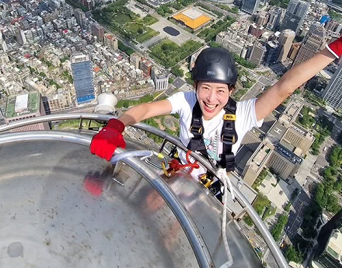 為《赤手獨攀》直播預熱！賈永婕攀登台北101 驚呼：腿很軟