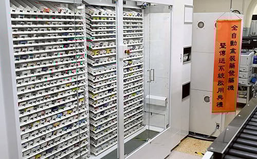 台大醫院克服施工困境！「全自動發藥機」現身百年古蹟  可精準日調劑千盒藥品