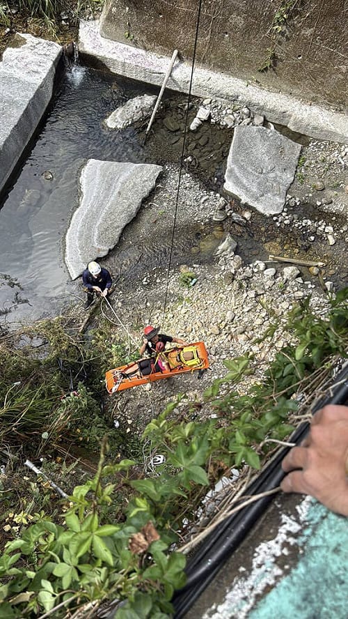 青少年騎單車摔12公尺深橋下 南投消防架繩救起送醫