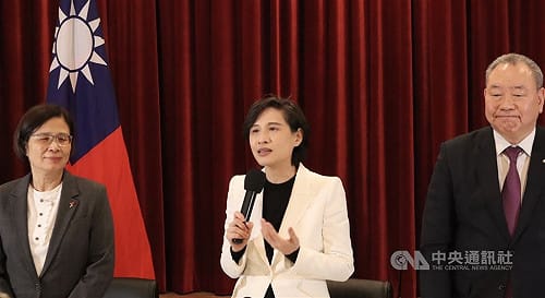 鄭麗君團隊達成貿易協議19日返台　卓榮泰桃機接機