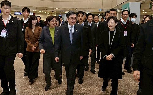 談妥關稅返國飛機上緊張睡不著！鄭麗君：院長交代同仁不能告訴我