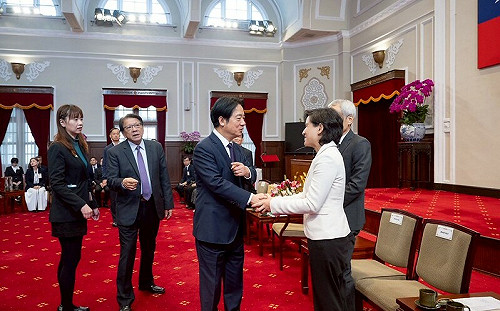 鄭麗君關稅談判凱旋歸國 賴清德：取得同等待遇、爭取到最佳競爭位置 