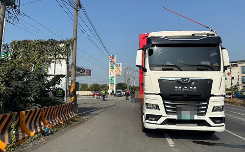 車道縮減釀悲劇！高雄大貨車擦撞機車 2移工當場死亡