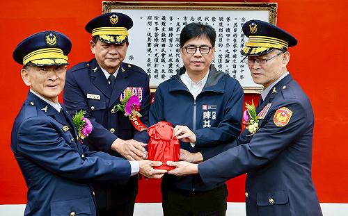 高雄新卸任警政主管交接　陳其邁：捍衛治安沒有假期   