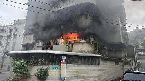 基隆崇法街民宅2樓全面燃燒　幸無人受傷