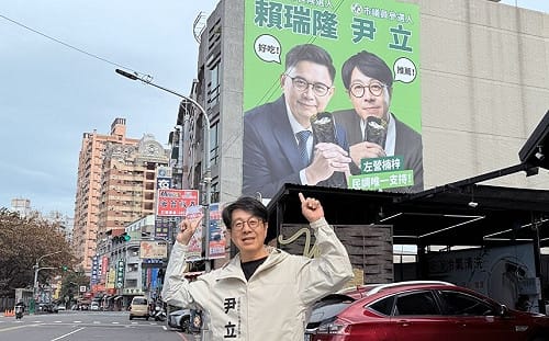 搶頭香合體「母雞」賴瑞隆    尹立街頭看板同框「吃飯捲」