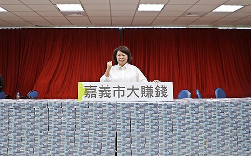 嘉義市加碼普發現金6000元　24、25日136處所發放　黃敏惠親赴銀行點交15.8億元