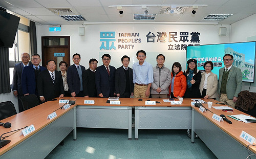 不在籍投票爭議》攜22縣市意見報告　張惇涵酸黃國昌：放心  非密件可帶出 