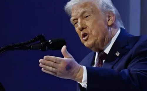 手背又現大片瘀青! 川普親自解釋了 還說曾這樣做但「不喜歡那種感覺」