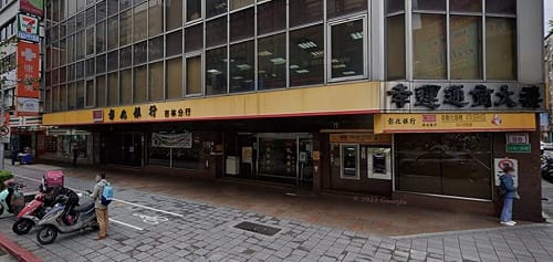 三立採訪車失控撞進台北南京東路銀行　10人受傷