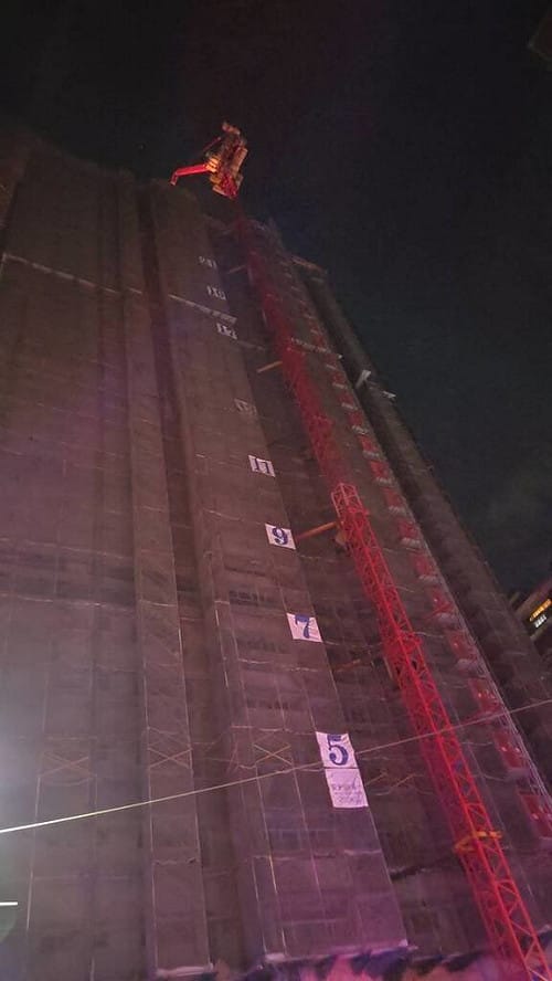 高雄高樓火警　消防員爬26樓拉水線滅火幸未釀傷亡