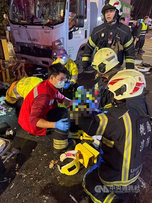 桃園資收車駕駛疑昏迷衝撞倒垃圾民眾　釀1死6傷
