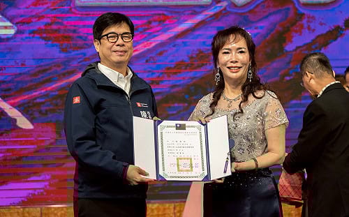陳其邁親頒證書   陳慧玟接掌大高雄觀光商圈總會長