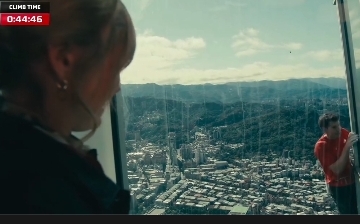 霍諾德攻頂台北101 抵60樓時喘氣放慢節奏 妻子隔窗暖心加油