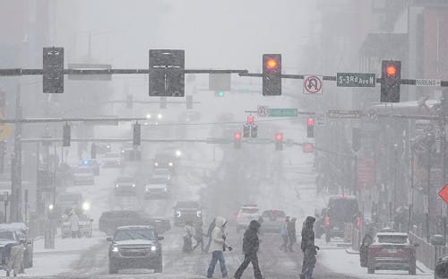 史詩級風暴癱瘓半個美國　川普發布12州緊急狀態 1.3萬航班停擺 