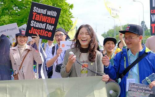 四小黨合體前進陣線！吳欣岱再戰高嘉瑜 領軍內湖市場發春聯