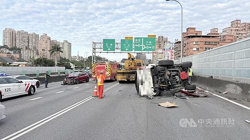 國1汐止段故障車遭撞翻　車內母子受困獲救送醫
