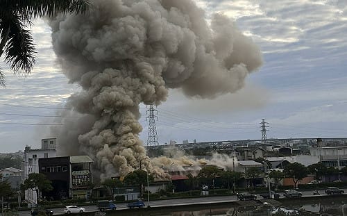 宜蘭汽修廠清晨火警   鐵皮屋直竄黑煙幸未釀傷亡