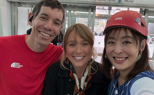 (影)霍諾德登頂101大成功！賈永婕被拱選市長笑回：屁股才剛坐熱