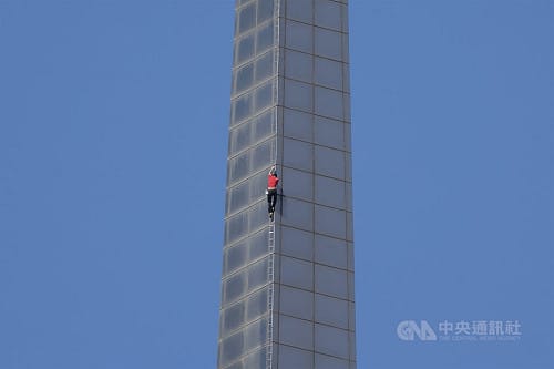 赤手完攀台北101　霍諾德受訪稱報酬少但沒錢也願意爬