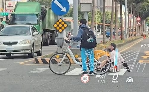 高雄少年肉身護身障男過馬路！暖哭網友：天使無誤