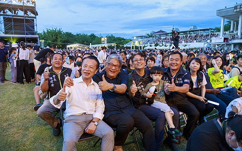 響應紙風車「椅子會」小額捐款　翁章梁捐出親筆簽名《青年的四個大夢》回饋捐款人