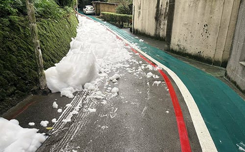 基隆市議會旁冒大量白色泡沫！環保局追查來源
