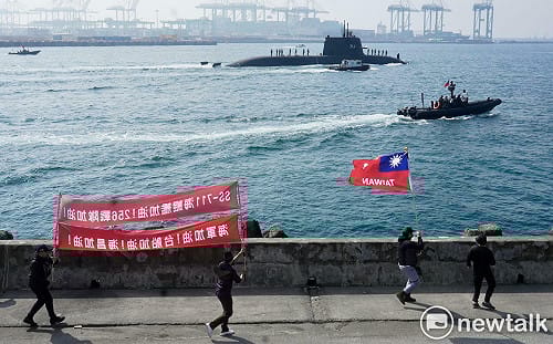 現場直擊》國造海鯤號潛艦首度潛航測試 民眾超興奮見證歷史一刻 高喊海鯤加油！海軍加油！