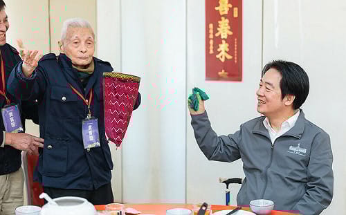 近百歲爺爺變魔術 賴清德與獨居長輩圍爐做紅龜粿：媽媽每年都做