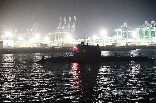 海鯤艦首度潛航測試　晚間返港、民眾看直播喊加油