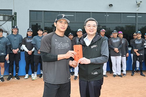 卓榮泰為經典賽台灣隊加油　致贈20萬元加菜金