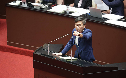 立院會期落幕！感嘆少數苦戰 鍾佳濱暗批黃國昌：背叛過去的自己