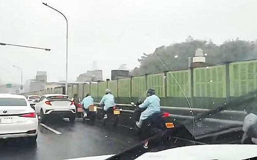 11台重機集體闖國道畫面驚險！每台恐開罰6000元