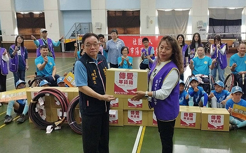 高市傳愛協會歲末送暖翔鷹羽球隊   捐贈過年物資及輪椅外胎
