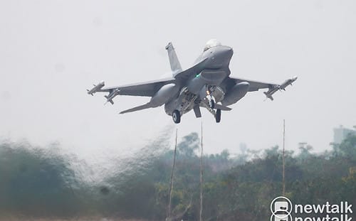 疑因進場高度過低  花蓮空軍F-16戰機降落擦撞路燈燈罩