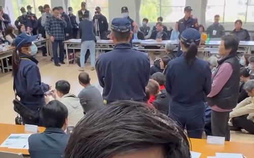 (影)南投名間茶農下跪陳情！製茶師中英切換嗆翻官員 預告本月公開「大爆彈」