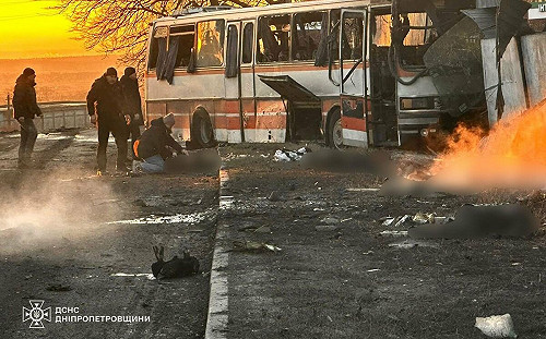 (影) 禁炸能源 俄軍改轟交通命脈! 烏礦工巴士遭炸15死 婦產醫院也被襲擊