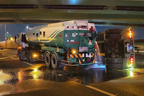 國1仁德段槽罐車事故漏油　封路善後影響交通