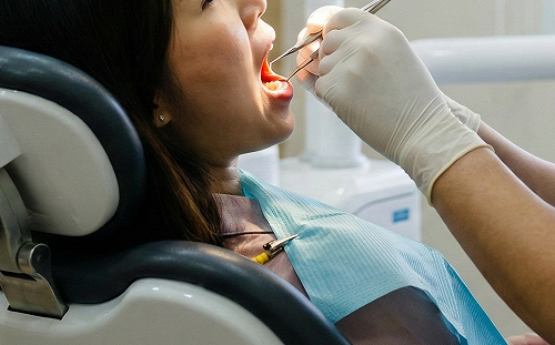 糗大了！越南女拿同鄉健保卡想拔牙　醫師一看紀錄傻眼：早就拔過了