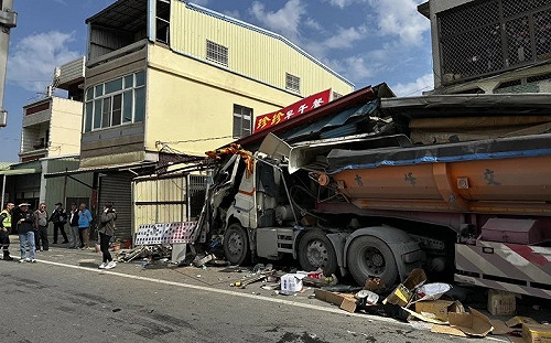 嘉義驚悚車禍！小貨車迴轉闖禍 砂石車撞進早餐店釀2傷