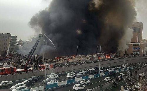 （影）德黑蘭市集發生爆炸 市場被大火吞噬 火光數公里外清晰可見