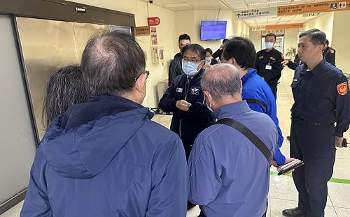 台南驚傳隨機傷人案！「磨腳皮刀」捅傷2人 黃偉哲赴醫院關心傷者