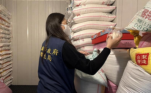 桃園區公所愛心米出包「過期8年」？衛生局：業者誤用樣品袋遭罰