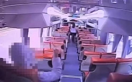 新北男公車上失控咆哮比中指引恐慌！警持盾逮捕 依恐嚇公眾罪嫌偵辦