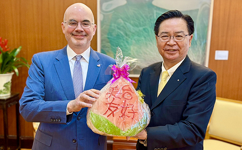 谷立言送超大顆「子母壽桃」！吳釗燮驚呼：最特別的農曆年禮物