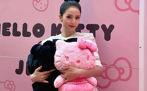 Jisoo、Hello Kitty聯名快閃店宣布延期！主辦單位：非授權問題
